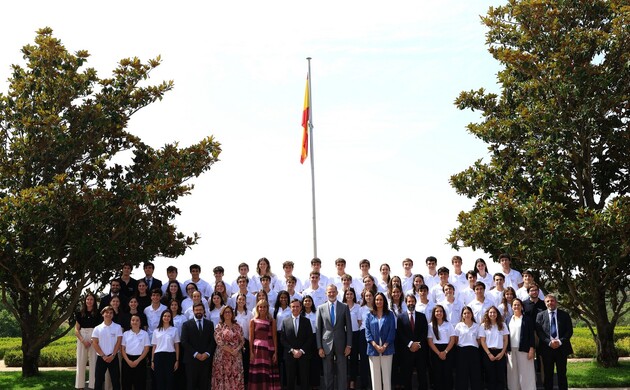 Su Majestad el Rey junto a los participantes en la XIX edición del Programa “Becas Europa” de la Universidad Francisco de Vitoria (UFV)