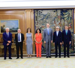 Su Majestad el Rey junto a la representación del Consejo de Seguridad Nuclear (CSN)