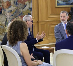 Don Felipe atiende a las explicaciones del presidente del Consejo de Seguridad Nuclear