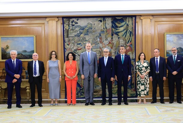 Su Majestad el Rey junto a la representación del Consejo de Seguridad Nuclear (CSN)
