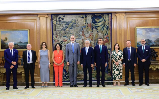 Su Majestad el Rey junto a la representación del Consejo de Seguridad Nuclear (CSN)