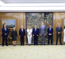 Su Majestad el Rey acompañado de la representación de la Fundación Fernando Núñez