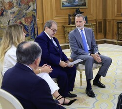Su Majestad el Rey durante la exposición del presidente de la Fundación Fernando Núñez