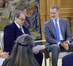 Su Majestad el Rey durante el desarrollo de la audiencia
