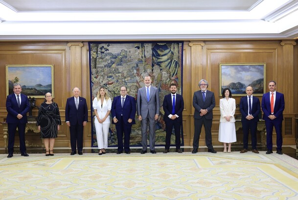Su Majestad el Rey acompañado de la representación de la Fundación Fernando Núñez