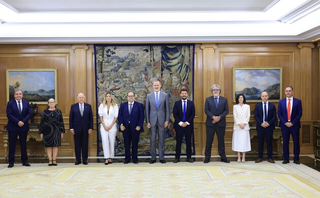 Su Majestad el Rey acompañado de la representación de la Fundación Fernando Núñez