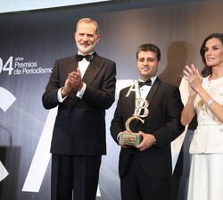Los Reyes tras entregar el Premio "Mingote" a Said Khatib