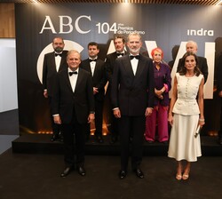 Fotografía de grupo de Sus Majestades los Reyes junto al presidente de Vocento, el director de ABC, el presidente del jurado y los premiados