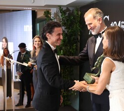Sus Majestades los Reyes hacen entrega del Premio “Mariano de Cavia” a Rodrigo Cortés