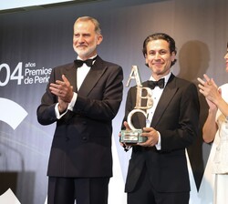 Los Reyes tras entregar el Premio “Mariano de Cavia” a Rodrigo Cortés
