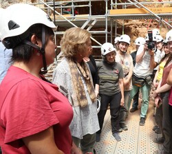 La Reina Doña Sofía recibe explicaciones sobre la Cueva Fantasma antes de acceder a su interior