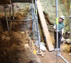 Un momento de la visita de Su Majestad la Reina Doña Sofía a la Cueva Fantasma