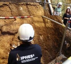 Doña Sofía observa algunos de los trabajos que se están llevando a cabo en la Cueva la Sima del Elefante