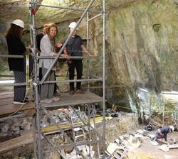 Vista general de la Cueva Mayor en un momento de la visita de Su Majestad la Reina Doña Sofía