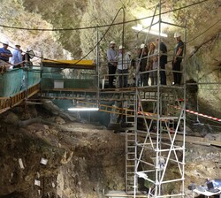 Un momento de la visita de la Reina Doña Sofía a la Cueva Mayor
