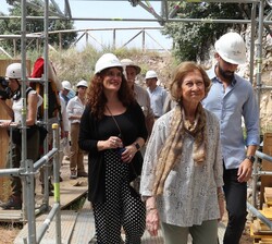 Doña Sofía a su llegada a la Cueva Fantasma