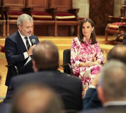 Su Majestad la Reina acompañada por el alcalde de Barcelona, Jaume Collboni y del director del Instituto Cervantes, Luis García Montero, durante la re