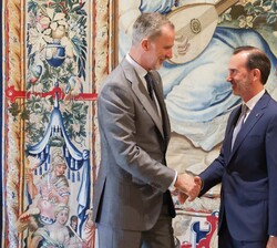 Don Felipe recibe el saludo del presidente del Parlamento de las Illes Balears, Gabriel Le Senne i Presedo 