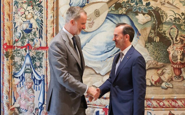 Don Felipe recibe el saludo del presidente del Parlamento de las Illes Balears, Gabriel Le Senne i Presedo 
