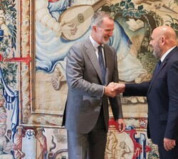 El Rey recibe el saludo del alcalde de Palma, Jaime Martínez Llabrés,