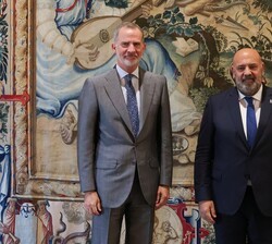 Su Majestad el Rey acompañado por el alcalde de Palma, Jaime Martínez Llabrés,