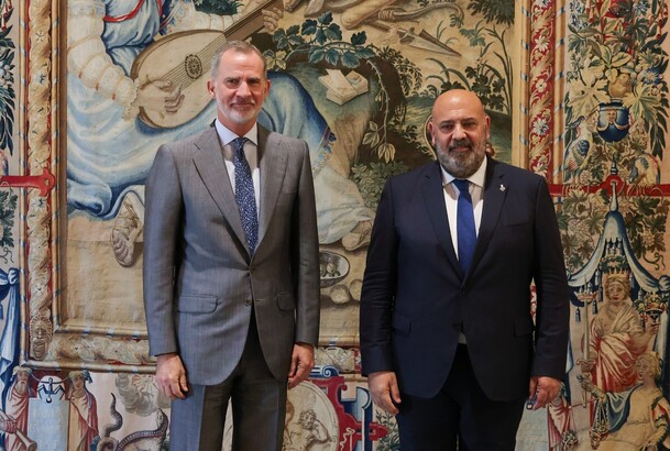 Su Majestad el Rey acompañado por el alcalde de Palma, Jaime Martínez Llabrés,