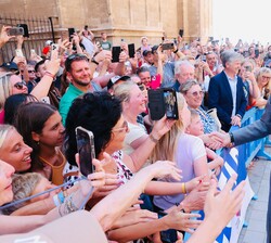 Don Felipe recibe el cariño de las personas que se encontraban a las afueras de la Almudaina tras recibir en audiencia a las autoridades de las Instit