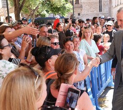 Su Majestad el Rey recibe el cariño de las personas que se encontraban en la puerta del Palacio Real de la Almudaina tras recibir en audiencia a las a