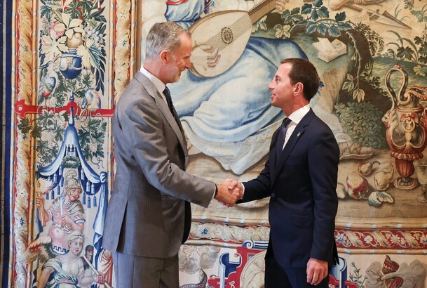 Don Felipe es saludado por el presidente del Consell de Mallorca, Llorenç Sebastià Galmés Verger,