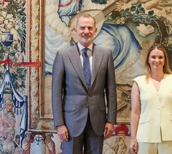 Su Majestad el Rey acompañado por la presidenta de las Illes Balears, Margarita Prohens Rigo