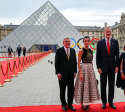 Sus Majestades los Reyes son recibidos por el presidente del COI, Thomas Bach y su esposa Claudia Bach