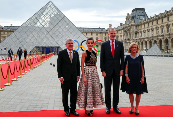 Sus Majestades los Reyes son recibidos por el presidente del COI, Thomas Bach y su esposa Claudia Bach