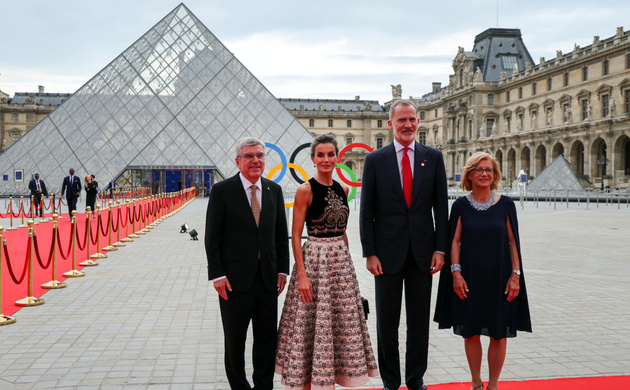Sus Majestades los Reyes son recibidos por el presidente del COI, Thomas Bach y su esposa Claudia Bach