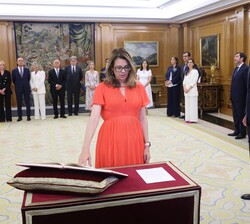 La nueva vocal del Consejo General del Poder Judicial, Inés M.ª Herreros Hernández, promete su cargo ante Don Felipe