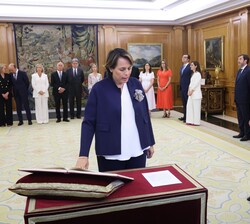 La nueva vocal del Consejo General del Poder Judicial, Argelia Queralt Jiménez, promete su cargo ante el Rey