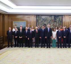 Su Majestad el Rey acompañado por las autoridades presentes en el acto y por los nuevos vocales del Consejo General del Poder Judicial