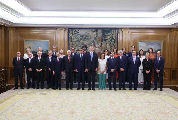 Su Majestad el Rey acompañado por las autoridades presentes en el acto y por los nuevos vocales del Consejo General del Poder Judicial