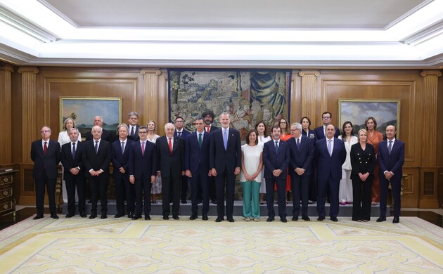 Su Majestad el Rey acompañado por las autoridades presentes en el acto y por los nuevos vocales del Consejo General del Poder Judicial