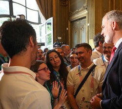 Don Felipe conversa con los miembros del equipo olímpico español durante la recepción en la Embajada de España en París