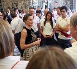 Su Majestad la Reina en un momento de la recepción conversando con los miembros del equipo olímpico español
