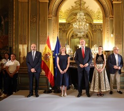 Sus Majestades los Reyes acompañados por las autoridades asistentes en un momento de la recepción