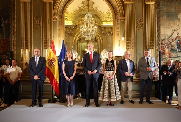 Sus Majestades los Reyes acompañados por las autoridades asistentes en un momento de la recepción
