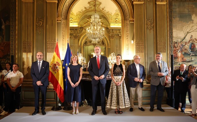 Sus Majestades los Reyes acompañados por las autoridades asistentes en un momento de la recepción