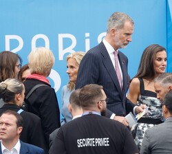 Sus Majestades los Reyes a su llegada a la Plaza de Trocadero antes de ocupar sus asientos para la ceremonia de inauguración.