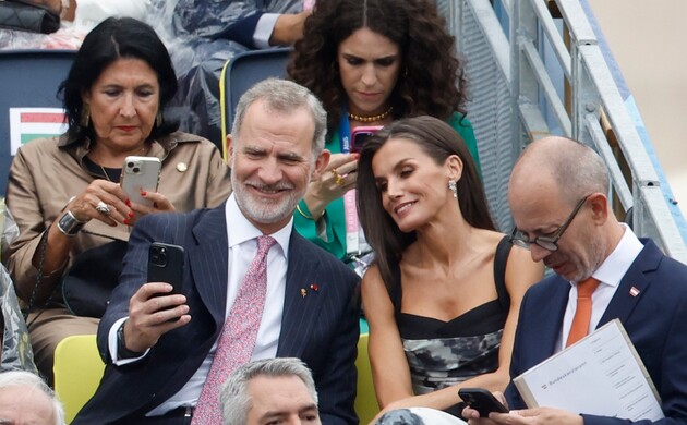 Los Reyes se hacen un selfi en un momento de la ceremonia inaugural de los Juegos de la XXXIII olimpiadas en París