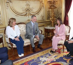 Su Majestad el Rey, la alcaldesa de París, la ministra de Educación, Formación Profesional y Deportes, y el primer vicealcalde del Ayuntamiento de Par