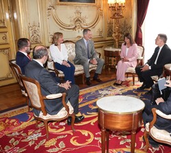Don Felipe y la alcaldesa de París, acompañados de las autoridades españolas y francesas que asistieron al encuentro