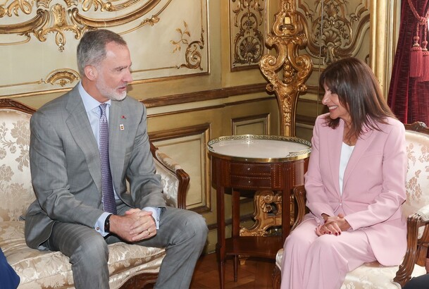 Su Majestad el Rey y la alcaldesa de París, Anne Hidalgo, en un momento del encuentro mantenido en la Embajada de España en París