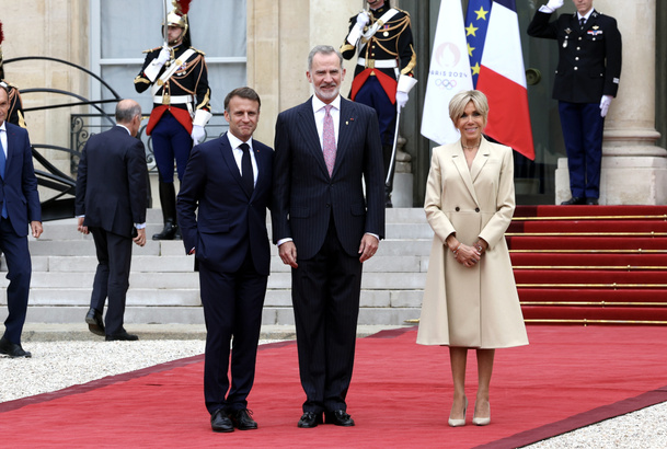 Su Majestad el Rey junto a S.E. el Presidente de la República Francesa, Emmanuel Macron y su esposa Brigitte