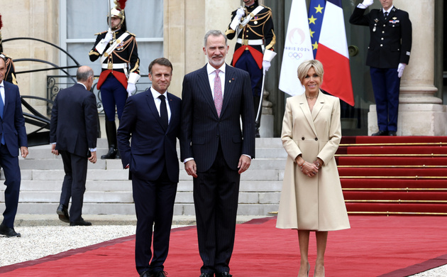 Su Majestad el Rey junto a S.E. el Presidente de la República Francesa, Emmanuel Macron y su esposa Brigitte